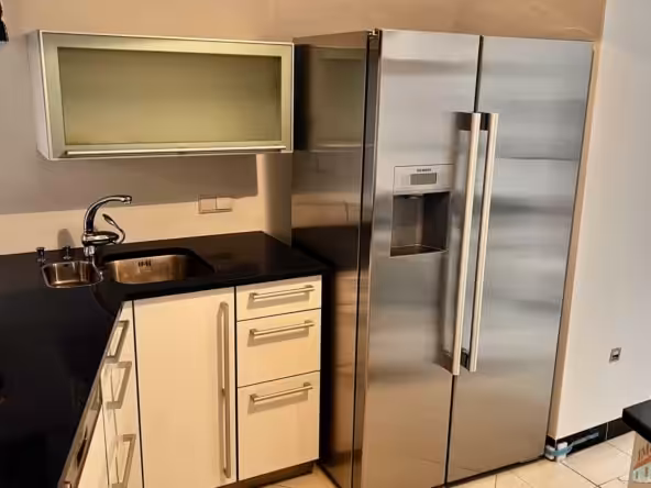 Küche mit "side by side"-Kühlschrank