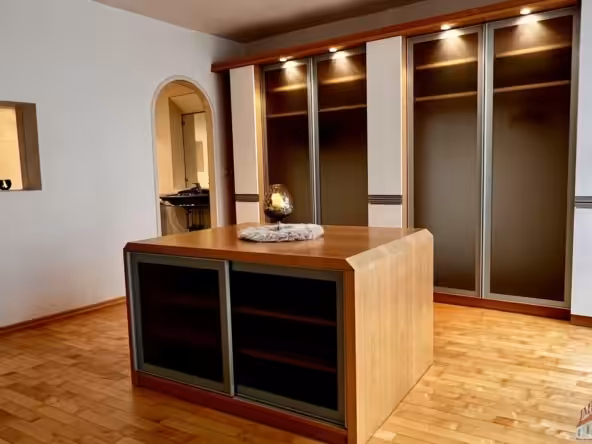 Schlafzimmer mit Kleiderschrank