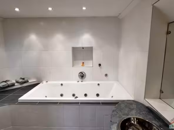 Badezimmer mit Whirlpoolwanne