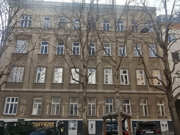 Eckzinshaus mit Potenzial im 17. Bezirk – 21 Einheiten + Rohdachboden
