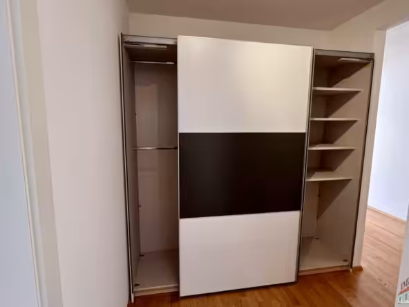 Gang mit Kleiderschrank