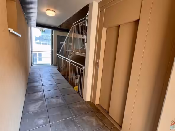 Gepflegtes Stiegenhaus mit Lift