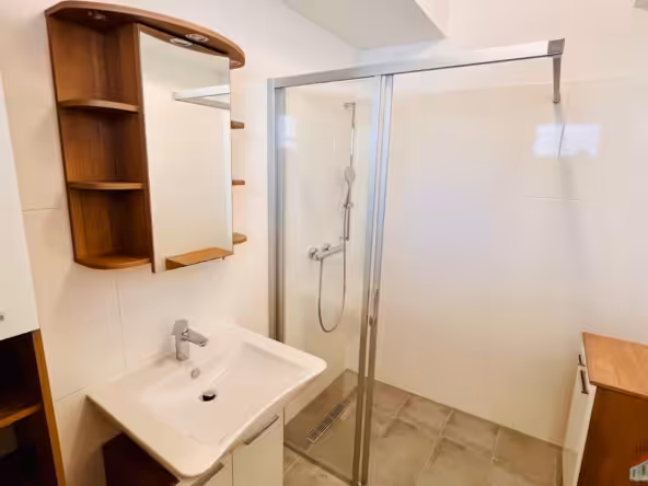 Badezimmer mit Walk-In-Dusche