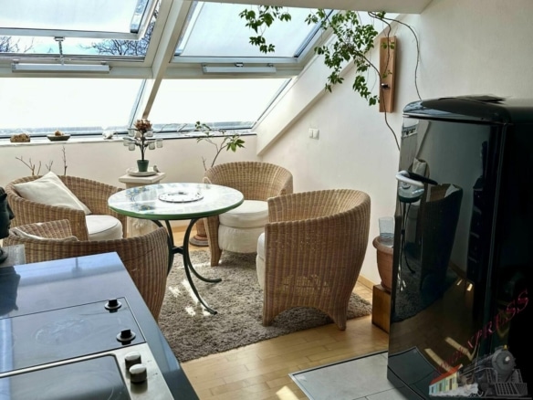 Charmante Atelier- oder 2 Zimmerwhg – DG – Salzburgblick – gemauerter Kaminofen – Sichtdachstuhl